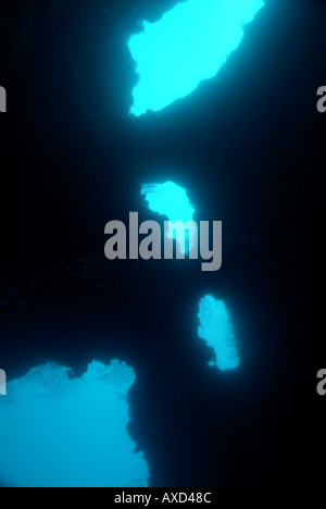 Sonnenlicht durch die Löcher in einem natürlichen Bogen, Maire Insel, Marseille, Frankreich. Stockfoto