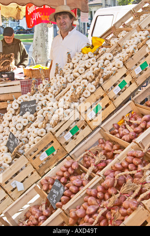 Auf einem Flohmarkt. Auf einem Flohmarkt. Knoblauch. Zigarettengenuss. Bordeaux Stadt, Aquitanien, Gironde, Frankreich Stockfoto