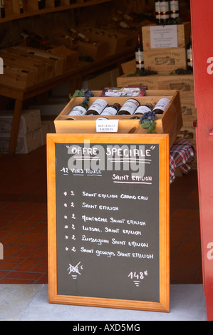 Wein-Shop. Sonderangebot für eine Tafel. Die Stadt. Saint Emilion, Bordeaux, Frankreich Stockfoto