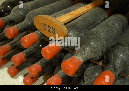 Flaschen im Keller Alterung. 1928. Chateau Grand Corbin Despagne, Saint Emilion Bordeaux Frankreich Stockfoto