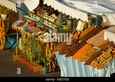 Horizontale erhöhten Blick auf einen getrockneten Früchten und Nüssen stall in Place Djemaa El Fna. Stockfoto