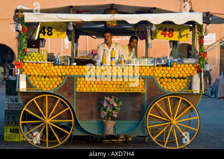 Horizontale Nahaufnahme eines traditionellen frisch gepressten Orangensaft Stall in Place Djemaa El Fna. Stockfoto