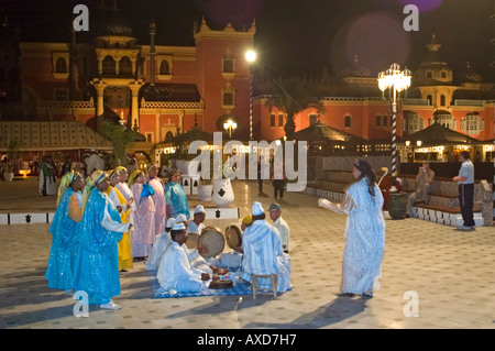 Horizontalen Weitwinkel bunte marokkanische Musiker und Sänger, die traditionelle Gnawa-Lieder und Tänze in der Nacht durchführen. Stockfoto