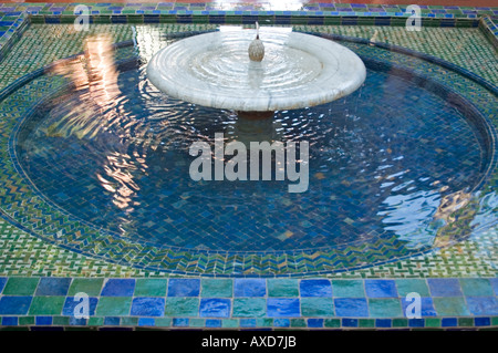 Horizontale Nahaufnahme von Reflexionen in ein buntes Mosaik Wasserspiel am La Jardin Majorelle. Stockfoto