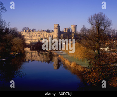 Herbstliche Spiegelungen des Warwick Castle in den Fluss Avon Stockfoto
