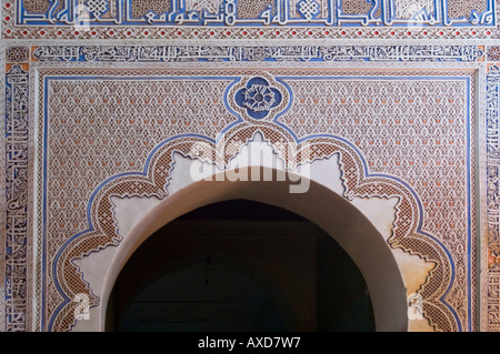 Horizontale hautnah traditionelle marokkanische Mosaik genannt Zillij auf der Vorderseite der Tür in Marrakesch. Stockfoto