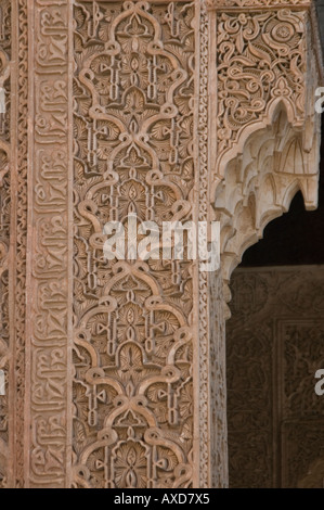 Vertikale hautnah die traditionelle dekorative islamischer Architektur, die auf den Wänden an der Saadian Gräber in Marrakesch. Stockfoto