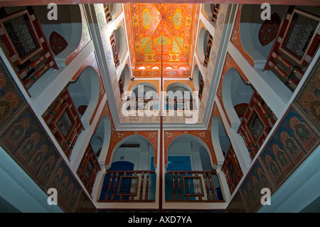 Horizontale innere Aussicht auf eine opulente Decke und hoch dekoriert maurischen Stil Riad in Marrakesch. Stockfoto
