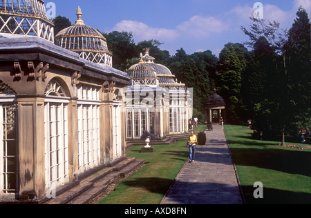 Elegante Wintergärten inmitten der malerischen Gärten des Anwesens Alton Towers Stockfoto