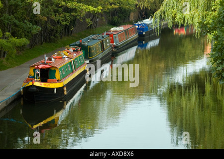 Horizontale Ansicht aus mehreren traditionellen alten schmalen Boote oder den Kanal Boote entlang des Grand Union Canal in der Sonne. Stockfoto