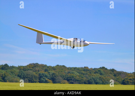 Ein modernes Segelflugzeug kurz vor dem landen auf einem Rasen-Flugplatz Stockfoto