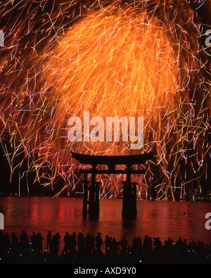 Feuerwerk-Festival. Das floating Gate der Torii am Itsukushima-Schrein, Insel Miyajima, Präfektur Hiroshima, Japan. Stockfoto