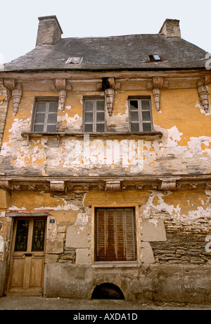 Verwelktes Haus mit abblätternder Lackierung in Josselin Bretagne frankreich eu Stockfoto