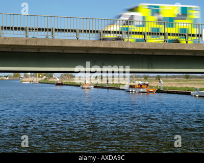 Krankenwagen fahren auf moderne Straßenbrücke über den Fluss Thurne Potter Heigham norfolk East Anglia England Großbritannien Stockfoto