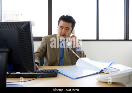 Geschäftsmann, arbeiten im Büro Stockfoto