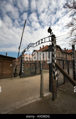 Polens ehemaliger deutscher Nazi Konzentration Lager Auscwhitz ich Tor Eingang am polnischen staatliches Museum Auschwitz Auschwitz Birkenau Stockfoto