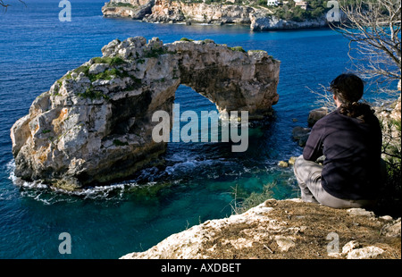 Mann Es Pontas Wunder der Natur zu betrachten. In der Nähe von Cala Santanyi.Mallorca Island.Spain Stockfoto