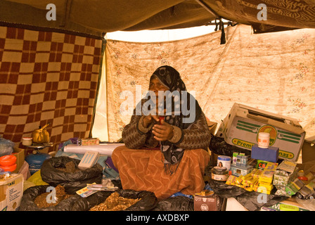 Portrait einer älteren Frau aus dem Tschad auf dem Wochenmarkt Dienstag in der Nähe der alten Stadt Ghadames Libyens. Stockfoto