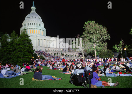 Menschen versammelten sich am Westen Rasen des United States Capitol Building Gründe für die Nacht Memorial Day Konzert Washington DC USA Stockfoto