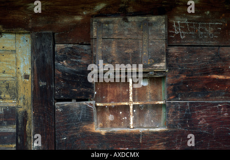 Teil der Holzwand auf altes Landhaus Stockfoto