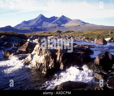 Sligachan - die Cullins mit Blick auf die rauschenden Wasser des Flusses Sligachan auf der Isle Of Skye Stockfoto