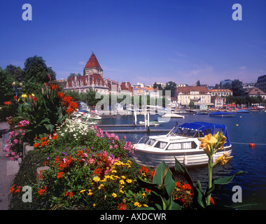 Blick von Ouchy, das beliebte Seebad in der Nähe von Lausanne, zeigt die Marina und Hotel Le Chateau Ouchy Stockfoto