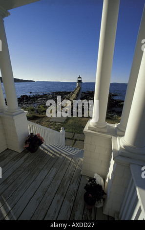 Blick auf den Marshall Point Leuchtturm in Port Clyde Maine aus den Museum der Lighthouse Keepers Residenz Stockfoto