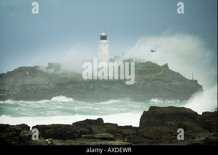 Massive Wellen brechen über die Insel bei Godrevy Leuchtturm, St. Ives Bay, Cornwall. Stockfoto