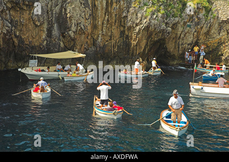 Blaue Grotte Eingang zeigt Warteschlangen Eintritt bezahlen für die Beamten der italienischen National Trust, Capri, Kampanien, Italien Stockfoto