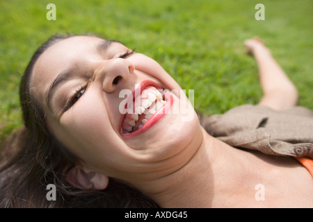 Porträt von Teenager-Mädchen auf dem Rasen liegend Stockfoto