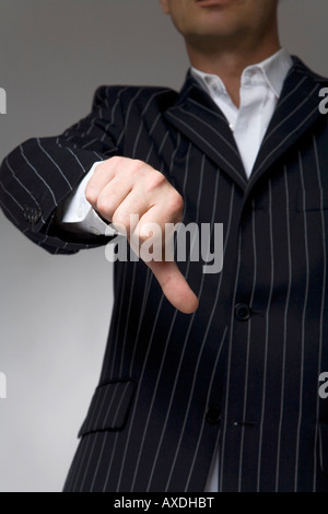Mann mit "Daumen runter", Nahaufnahme Stockfoto