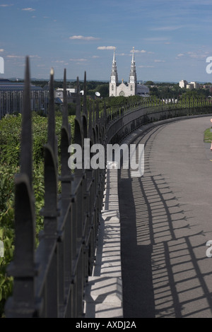 Unten am Zaun: der Blick nach Osten vom Parlament entlang des Ottawa-Flusses zu den silbernen Türmen der Basilika Notre-Dame Stockfoto