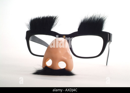 Humor Konzept Gläser mit Schnurrbart und Augenbrauen auf weißem Hintergrund. Groucho Marx Stil Brille. Verkleidung und lustige Kostüm. Stockfoto