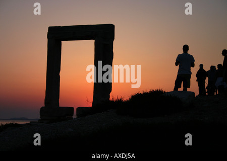 Bogen von den Apollo-Tempel bei Sonnenuntergang ein paar Silhouette Menschen die Website Naxos Stadt Naxos Griechenland teilen Stockfoto