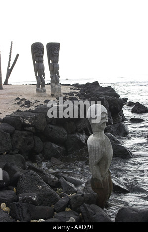 Wächter-Statuen-Tiki im Ocean edge Ort der Zuflucht Pu Uhonua O Honaunau Big Island Hawaii USA Stockfoto