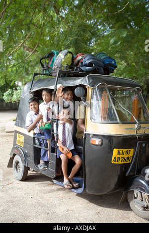 Junge indische Schüler verpackt dicht in einer Rikscha ein beliebtes Transportmittel Schule Fort Kochi Cochin Kerala Indien Stockfoto