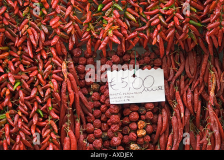 Anzeige von tiefen Rot gebunden Stränge der Chilis nach unten hängen auf der Außenwand eines Shop in der Stadt Amalfi, Kampanien, Italien Stockfoto