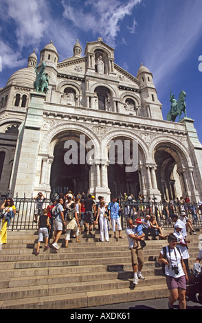 Touristen auf den Stufen der Kirche Sacre Coeur in Paris Stockfoto