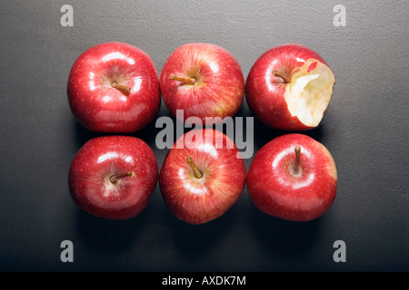 Rote Äpfel, 1 innen gebissen, erhöhten Blick Stockfoto