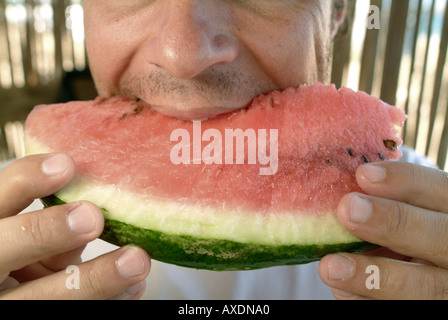 Mann isst Wassermelone Stockfoto