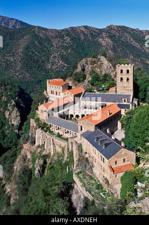 Entfernte Abtei von St Martin du Canigou an den Hängen des Pic du Canigou Pyrénées Orientales Frankreich Languedoc Roussillon Stockfoto