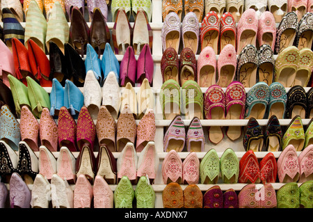 Eine Nahaufnahme des traditionellen "Baboosh" Pantoffeln auf dem Display in einem Geschäft im Bereich Souk von Marrakesch. Stockfoto