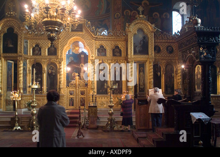 Frau in Sofia, Bulgarien-Sofia orthodoxen Kirche beten Stockfoto