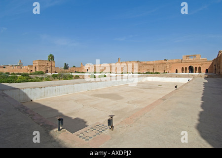 Ein Blick auf den Pool im Innenhof des Palais el Badi - The Badia Palace in Marrakesch. Stockfoto