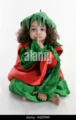 Portrait eines jungen sitzen in einem pflanzlichen Kostüm mit Finger auf seine Lippen Stockfoto