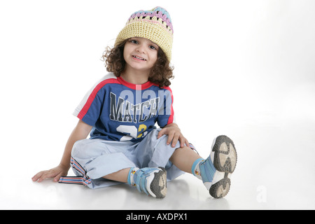 Portrait eines jungen Strick Mütze trägt und lächelnd Stockfoto