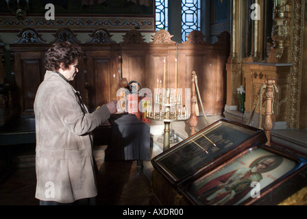 Frau beten in Sofia Kirche, Sofia, Bulgarien Stockfoto