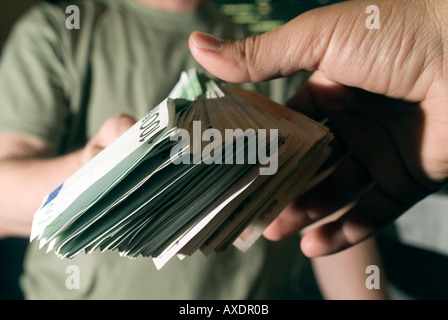 Euro-Geld Besitzer wechseln, veranschaulicht das Konzept der Korruption Stockfoto