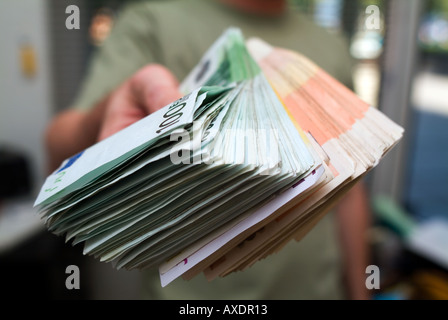 Person übergibt cash Stockfoto