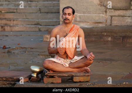 Hindu-Pilger Meditation am Ufer des Ganges, Varanasi Stockfoto